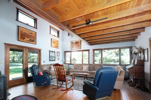 Smart TV, table tennis, books - Scenic Stillwater Retreat in rural KY Horse Country, WiFi/AC, Fishing/Canoeing (Georgetown)