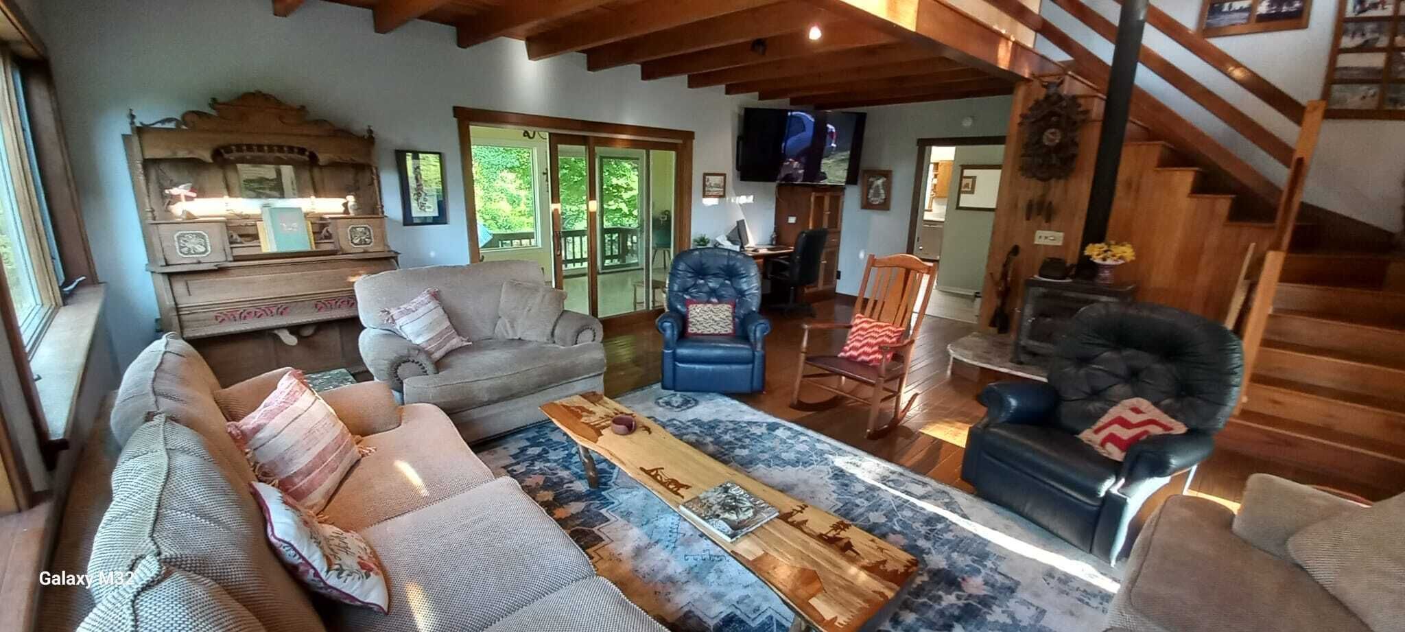 Smart TV, mesa de pingue-pongue, livros