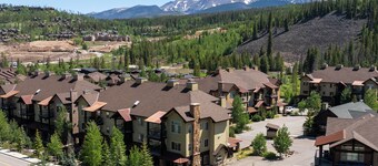 Downtown condo w/ mountain views & balcony