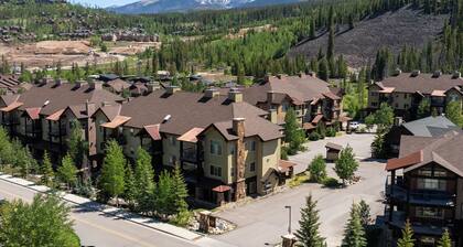 Scenic Condo w/ Mountain Views, Pool & Hot Tub Fun