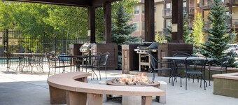 Mountain-view condo w/ pool & hot tub access