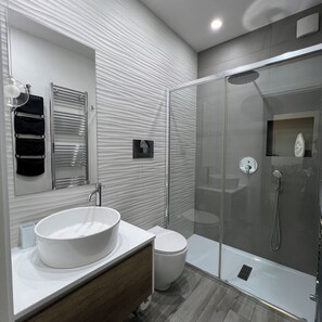 Douche, séchoir à cheveux, serviettes fournies, savon