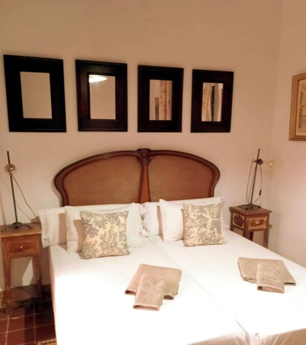 6 bedrooms, bed sheets