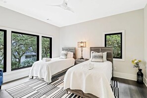 4 bedrooms, iron/ironing board, WiFi, bed sheets