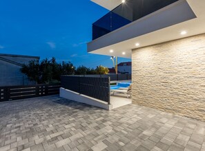 Biệt thự (Villa Bonce - Five Bedroom Villa with) | Hồ bơi ngoài trời | Hồ bơi ngoài trời, ghế dài tắm nắng