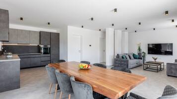 Villa (Villa Bonce - Five Bedroom Villa with) | Ruang tamu