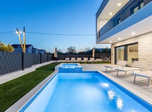 Villa (Villa Bonce - Five Bedroom Villa with) | Utendørsbasseng | Utendørsbasseng og solsenger