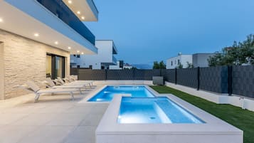 Villa (Villa Bonce - Five Bedroom Villa with) | Alberca al aire libre | Alberca al aire libre y camastros