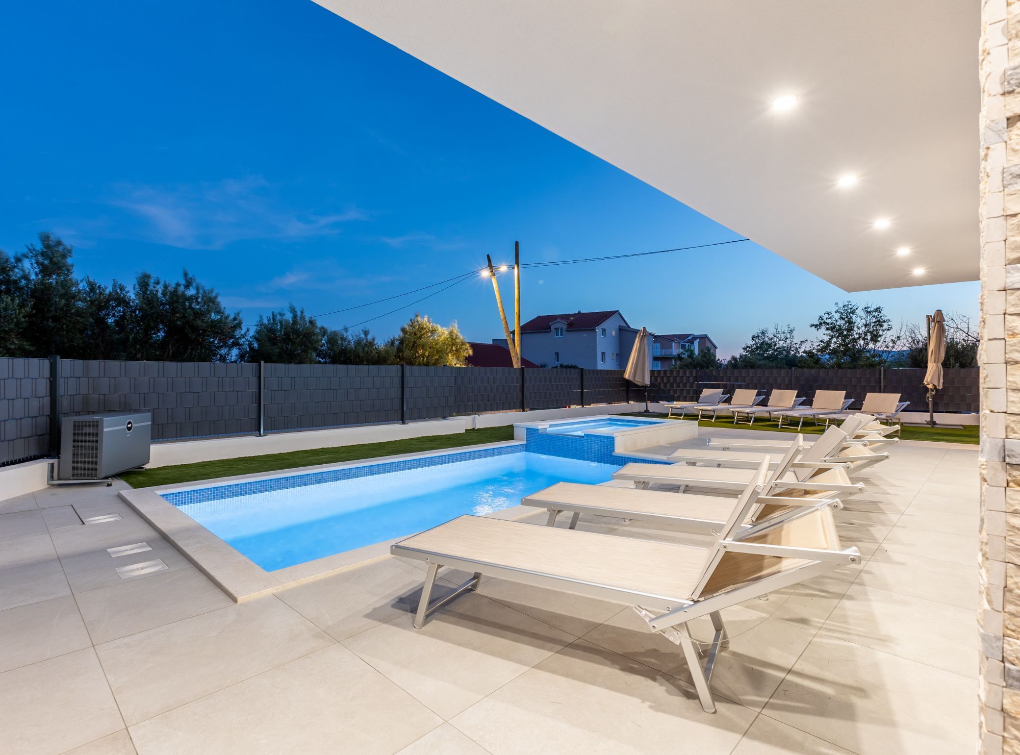別墅 (Villa Bonce - Five Bedroom Villa with) | 室外游泳池 | 室外游泳池，提供日光浴躺椅