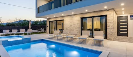 別墅 (Villa Bonce - Five Bedroom Villa with) | 室外泳池 | 室外泳池;躺椅