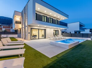 Huvila (Villa Bonce - Five Bedroom Villa with) | Ulkouima-allas | Ulkouima-allas, aurinkotuoleja