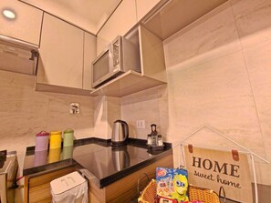 Frigorifero, microonde, forno, piano cottura