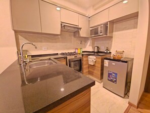 Fridge, microwave, oven, stovetop - Modern apartment in Recoleta (Cochabamba)