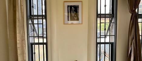 Luxury-Apartment, Balkon, Stadtblick | Wohnbereich