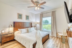 3 slaapkamers, een bureau, een strijkplank/strijkijzer, reisbedje