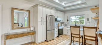 Charming 3-bedroom Relaxing Family Vacation Retreat On The Water,  Fishing