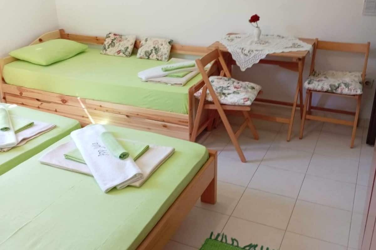 2 bedrooms, cots/infant beds, free WiFi