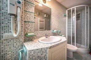 Douche, douche à « effet pluie », articles de toilette gratuits