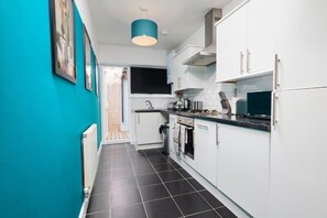 Fridge, microwave, oven, stovetop - The Exquisite Gem of Central Bristol - Sleeps 18 (Bristol)