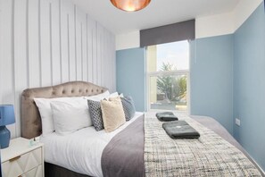 6 bedrooms, iron/ironing board, WiFi, bed sheets - The Exquisite Gem of Central Bristol - Sleeps 18 (Bristol)