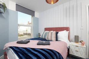 6 bedrooms, iron/ironing board, WiFi, bed sheets - The Exquisite Gem of Central Bristol - Sleeps 18 (Bristol)