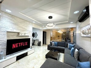 Smart TV - Luxurious & Modern Central Apartment With Hot Tub & Terrace (Tanger)