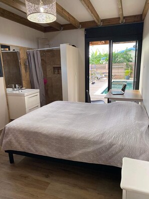 4 habitaciones, tabla de planchar con plancha, wifi y ropa de cama 