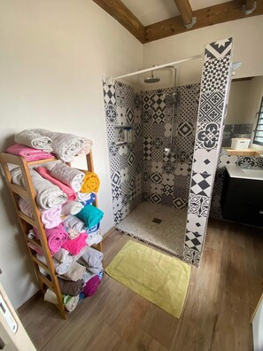 Dusj, hårføner, håndklær og toalettpapir