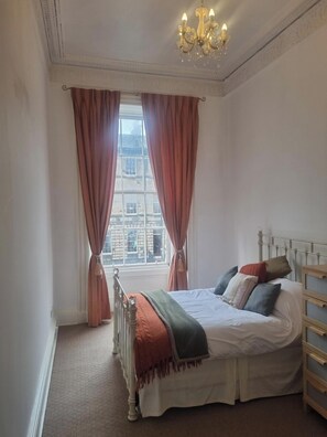 3 quartos, ferros/tábuas de passar roupa, Wi-Fi, roupa de cama