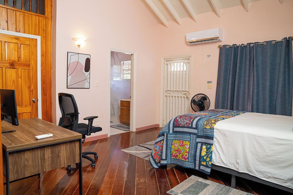 1 bedroom, desk, WiFi