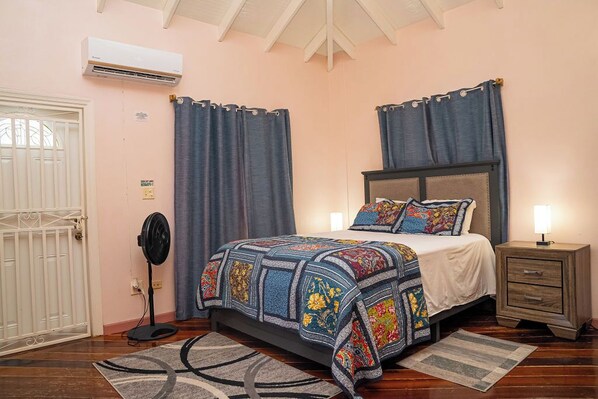 1 bedroom, desk, WiFi