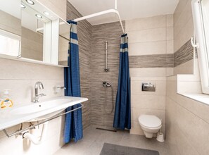 Apartment (Two Bedroom Apartment with Sea View A) | Bathroom | Shower, towels - Apartments Robi & Kristina (Benkovac)