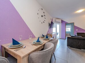 Apartment (One Bedroom Apartment with Sea View A) | Dining room - Apartments Robi & Kristina (Benkovac)