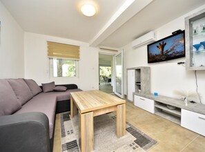 Apartment (Two Bedroom Apartment with Terrace A2) | Living room | 32-inch flat-screen TV with satellite channels