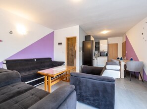 Apartment (One Bedroom Apartment with Sea View A) | Living room | 32-inch flat-screen TV with satellite channels - Apartments Robi & Kristina (Benkovac)