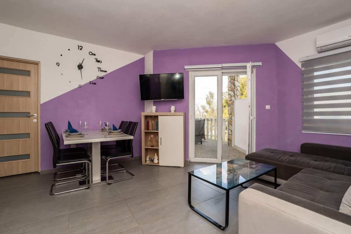 Appartement (Two Bedroom Apartment with Sea View A) | Woonkamer | Een 32-inch flatscreentelevisie met satellietzenders