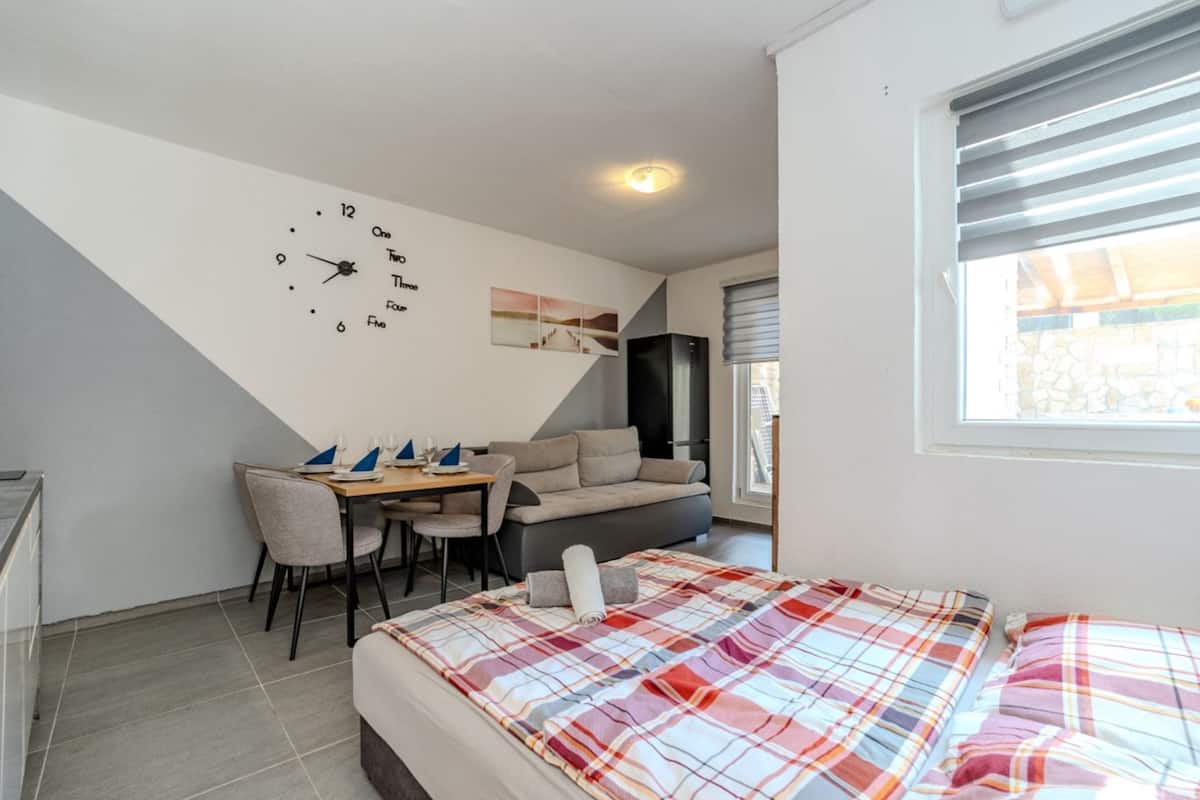 Studio (Studio Apartment with Terrace S2) | 7 slaapkamers, babybedden, gratis wifi