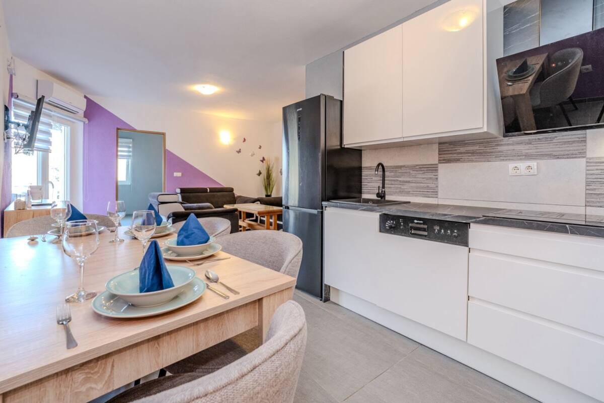 아파트 (One Bedroom Apartment with Sea View A) | 전용 주방 | 냉장고