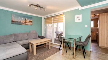 Apartment (One Bedroom Apartment with Terrace A3) | Living room | 32-inch flat-screen TV with satellite channels