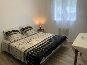 3 chambres, fer et planche à repasser, Wi-Fi, draps fournis