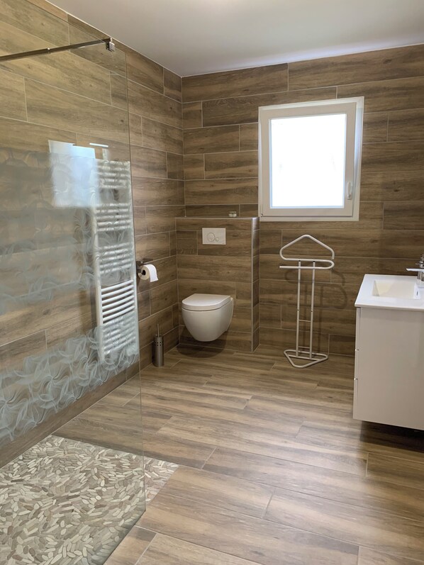 Regadera, secadora de cabello, bidet, toallas 