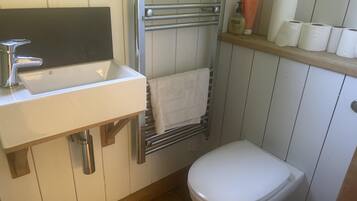 Cabaña | Baño | Ducha, toallas y papel higiénico