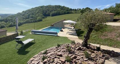 GITE TT CONFORT
PROCHE MILLAU / ROQUEFORT
VUE PANORAMIQUE PISCINE
