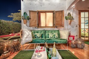 Villa | Badrum | Badkar och dusch, djupt badkar och handdukar