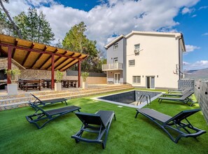 Vil·la (Villa Ivanovi Dvori - Seven Bedroom V) | Piscina a l'aire lliure | Piscina a l'aire lliure i gandules