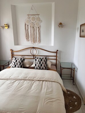 4 habitaciones, tabla de planchar con plancha y cuna de viaje 