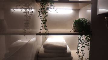 House (Room Porat 2 with Private Terrace - D) | Bathroom | Shower, towels