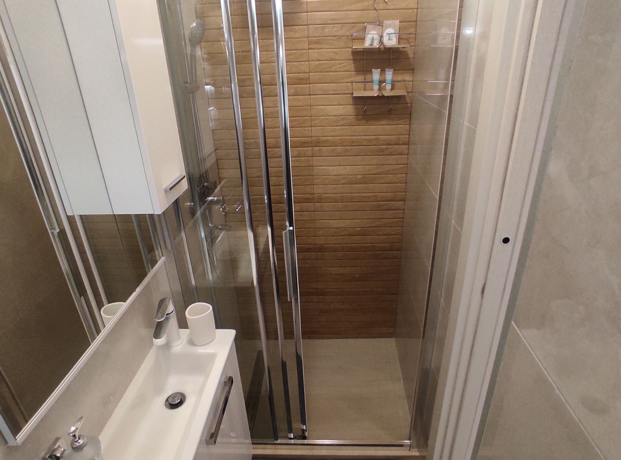 House (Room Porat 2 with Private Terrace - D) | Bathroom | Shower, towels