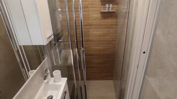 House (Room Porat 2 with Private Terrace - D) | Bathroom | Shower, towels