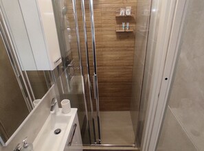 House (Room Porat 2 with Private Terrace - D) | Bathroom